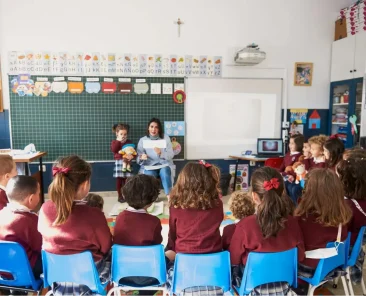 Envuelto en una transformación social a la cual siempre busca dar respuesta y ayudar a sus alumnos y alumnas